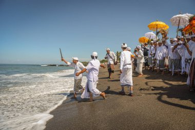 Sanur plaj melasti töreni 2015-03-18, Melasti bir Hindu Bali saflaştırma seremonisi ve ritüeli, Bali takvimine göre Nyepi kutsal gününden birkaç gün önce yapılmıştır.