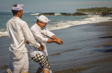 Sanur plaj melasti töreni 2015-03-18, Melasti bir Hindu Bali saflaştırma seremonisi ve ritüeli, Bali takvimine göre Nyepi kutsal gününden birkaç gün önce yapılmıştır.