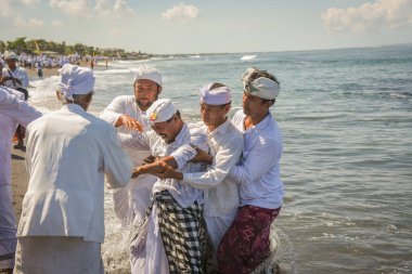 Sanur plaj melasti töreni 2015-03-18, Melasti bir Hindu Bali saflaştırma seremonisi ve ritüeli, Bali takvimine göre Nyepi kutsal gününden birkaç gün önce yapılmıştır.