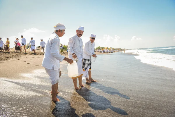 Sanur plaj melasti töreni 2015-03-18, Melasti bir Hindu Bali saflaştırma seremonisi ve ritüeli, Bali takvimine göre Nyepi kutsal gününden birkaç gün önce yapılmıştır.