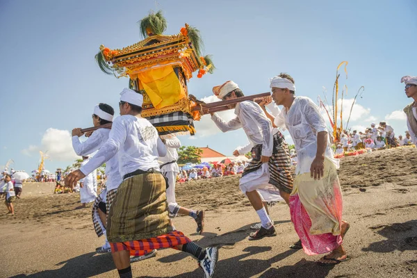 Sanur plaj melasti töreni 2015-03-18, Melasti bir Hindu Bali saflaştırma seremonisi ve ritüeli, Bali takvimine göre Nyepi kutsal gününden birkaç gün önce yapılmıştır.