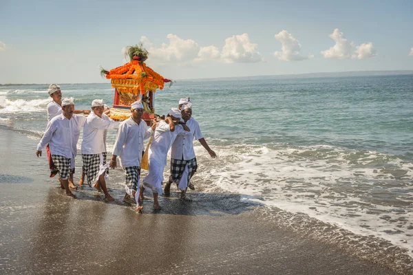Sanur plaj melasti töreni 2015-03-18, Melasti bir Hindu Bali saflaştırma seremonisi ve ritüeli, Bali takvimine göre Nyepi kutsal gününden birkaç gün önce yapılmıştır.