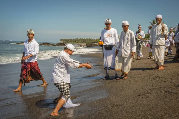 Sanur plaj melasti töreni 2015-03-18, Melasti bir Hindu Bali saflaştırma seremonisi ve ritüeli, Bali takvimine göre Nyepi kutsal gününden birkaç gün önce yapılmıştır.