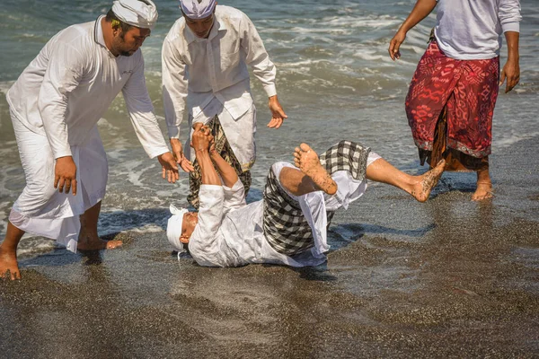 Sanur plaj melasti töreni 2015-03-18, Melasti bir Hindu Bali saflaştırma seremonisi ve ritüeli, Bali takvimine göre Nyepi kutsal gününden birkaç gün önce yapılmıştır.