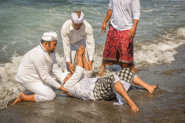 Sanur plaj melasti töreni 2015-03-18, Melasti bir Hindu Bali saflaştırma seremonisi ve ritüeli, Bali takvimine göre Nyepi kutsal gününden birkaç gün önce yapılmıştır.
