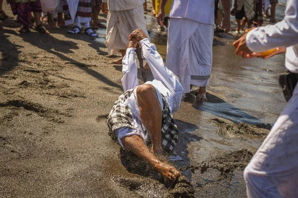 Sanur plaj melasti töreni 2015-03-18, Melasti bir Hindu Bali saflaştırma seremonisi ve ritüeli, Bali takvimine göre Nyepi kutsal gününden birkaç gün önce yapılmıştır.