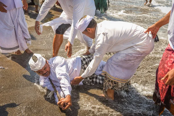 Sanur plaj melasti töreni 2015-03-18, Melasti bir Hindu Bali saflaştırma seremonisi ve ritüeli, Bali takvimine göre Nyepi kutsal gününden birkaç gün önce yapılmıştır.
