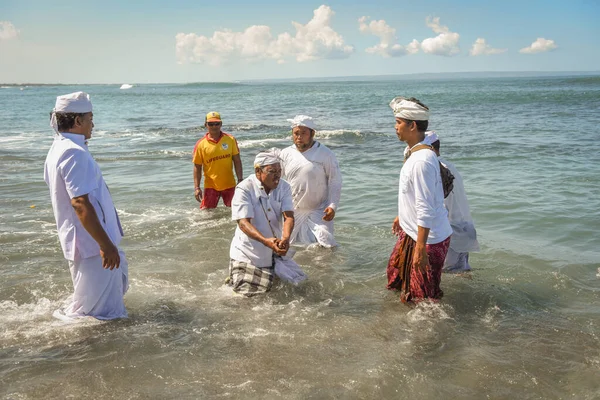 Sanur plaj melasti töreni 2015-03-18, Melasti bir Hindu Bali saflaştırma seremonisi ve ritüeli, Bali takvimine göre Nyepi kutsal gününden birkaç gün önce yapılmıştır.