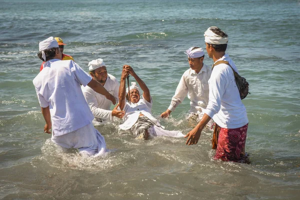 Sanur plaj melasti töreni 2015-03-18, Melasti bir Hindu Bali saflaştırma seremonisi ve ritüeli, Bali takvimine göre Nyepi kutsal gününden birkaç gün önce yapılmıştır.