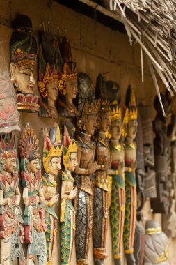 Tenganan Köyü, Endonezya bir Hediyelik eşya dükkanında geleneksel Balinese maskeleri
