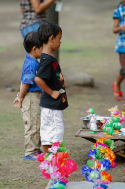 Bali, 6 Haziran 2016. Endonezyalı çocuklar oyuncakları yangın teknesini izliyorlar.