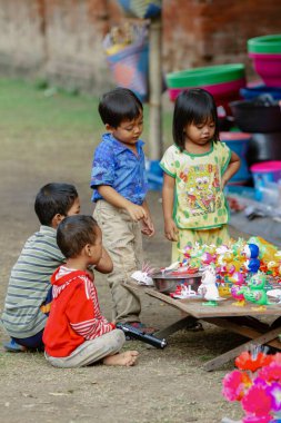 Bali, 6 Haziran 2016. Endonezyalı çocuklar oyuncakları yangın teknesini izliyorlar.