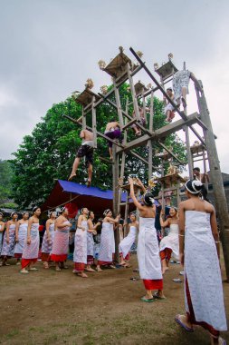 Ayunan / Swing Tenganan Köyü Karangasem Bali / Endonezya - 6 Haziran 2017 Bu salıncak alayı hayatı sembolize ediyor, bazen üstte, bazen altta 