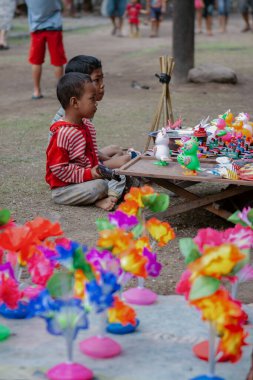 Bali, 6 Haziran 2016. Endonezyalı çocuklar oyuncakları yangın teknesini izliyorlar.