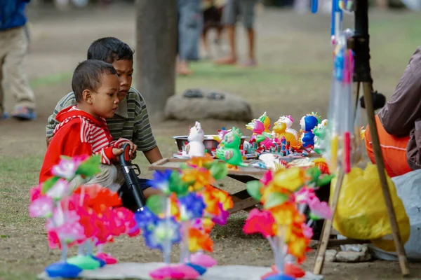 Bali, 6 Haziran 2016. Endonezyalı çocuklar oyuncakları yangın teknesini izliyorlar.