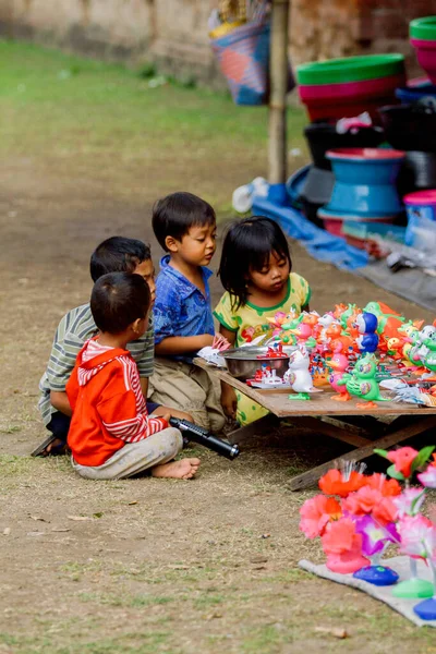 Bali, 6 Haziran 2016. Endonezyalı çocuklar oyuncakları yangın teknesini izliyorlar.
