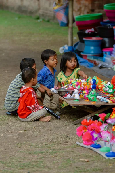 Bali Června 2016 Indonéské Děti Sledují Řemeslné Hračky Požární Člun Royalty Free Stock Fotografie