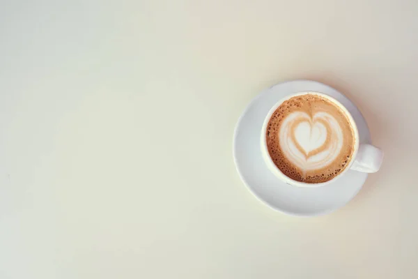 Cappuccino kahve ve güzel bir kalp.