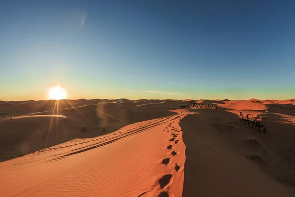 Sahra Çölü 'nde, Fas' ta, Afrika 'da kum tepelerinin üzerinde muhteşem bir gün batımı..