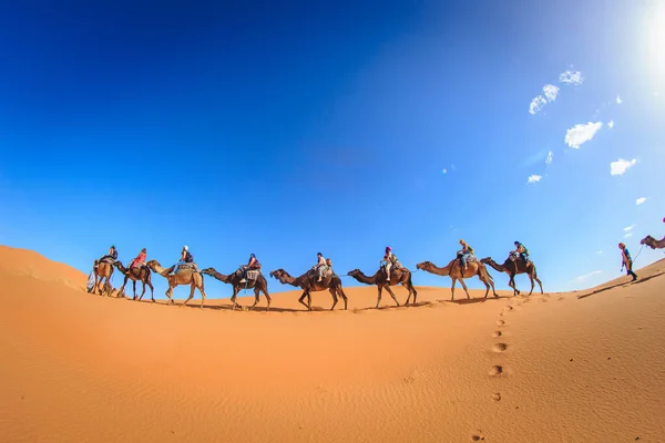 Merzouga Maroko Afryka Kwietnia 2018 Zachód Słońca Nad Wydmami Ludzie — Zdjęcie stockowe