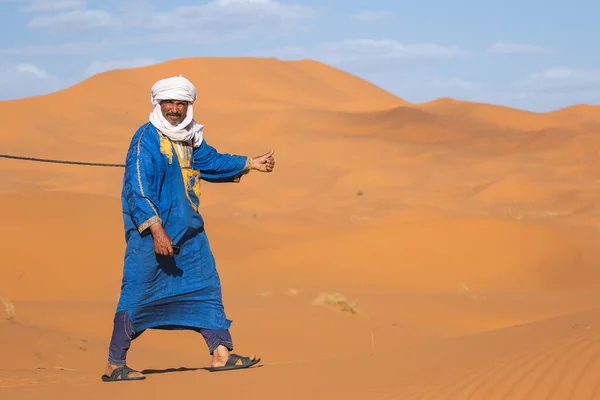 Merzouga Marokko Afrika April 2018 Ein Reiseführer Zeigt Touristen Den — Stockfoto