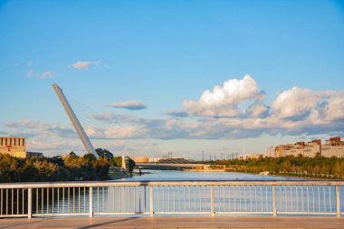 Alamillo köprüsü Guadalquivir nehri üzerinde bulutlu bir günde, Seville, Endülüs, İspanya.