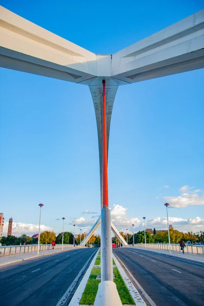 Barqueta 'nın köprüsünün ortasındaki muhteşem manzara. Yollar Covid 19 virüsünden dolayı boş. Sevilla, İspanya.