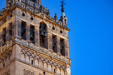 Seville, İspanya; 8 Mart 2019. Seville Katedrali 'nin (La Giralda) en yüksek kısmı güneşli bir günde ve çarpıcı mavi gökyüzünde görülür..