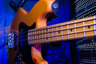 Mavi arka planı olan bir elektro gitar..