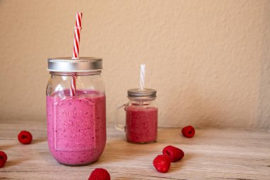 Skyr ve yoğurtlu taze ve sağlıklı bir smoothie. Ahududu, yaban mersini, kivi, portakal, limon gibi meyvelerle. Ev yapımı aşkla.