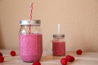 Skyr ve yoğurtlu taze ve sağlıklı bir smoothie. Ahududu, yaban mersini, kivi, portakal, limon gibi meyvelerle. Ev yapımı aşkla.