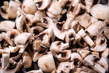 Taze kesilmiş mantarlar. Taze ve sağlıklı bir yemek. Beyaz ve yeni seçilmiş. Tavada. Arkaplan olarak mükemmel. 