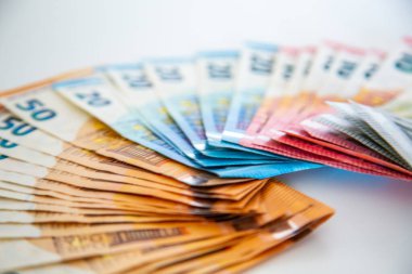 Beyaz arka planda 50, 20, 10 ve 5 euro banknot. Keskinlik ve bulanıklıkla fotoğraflanmış. Alman Avrupa bölgesinden gelen para. 