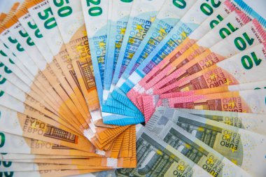 Beyaz arka planda 50, 20, 10 ve 5 euro banknot. Keskinlik ve bulanıklıkla fotoğraflanmış. Alman Avrupa bölgesinden gelen para. 