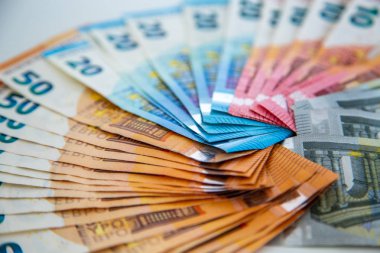 Beyaz arka planda 50, 20, 10 ve 5 euro banknot. Keskinlik ve bulanıklıkla fotoğraflanmış. Alman Avrupa bölgesinden gelen para. 