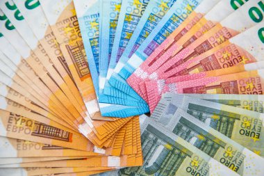 Beyaz arka planda 50, 20, 10 ve 5 euro banknot. Keskinlik ve bulanıklıkla fotoğraflanmış. Alman Avrupa bölgesinden gelen para. 