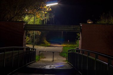 Köprünün yanındaki karanlık bir geçit. Tehditkar ve korkutucu.. 