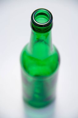 Beyaz arka planda kahverengi ve yeşil bira şişeleri. İçkiler ve bira mükemmel bir şişede. Farklı odak ile. 