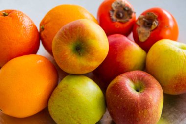 Taze meyve ve sebze. Doğal olarak bahçeden yeni çıkmış gibi. Elma, portakal ve hurma. Lezzetli ve sağlıklı. Vejetaryen ve vejetaryen. 