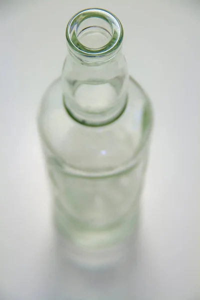 Een Grote Transparante Fles Zonder Inhoud Tegen Een Witte Achtergrond — Stockfoto