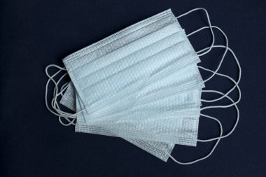 Siyah arka planda tıbbi maskeler