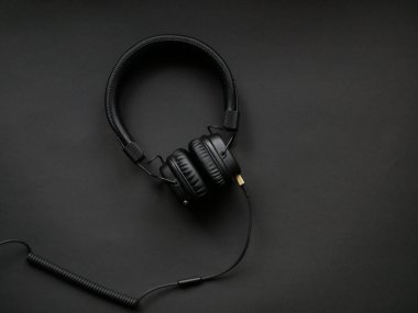 Arkaplanda siyah kulaklıklar