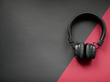 Arka planda modern siyah kulaklıklar