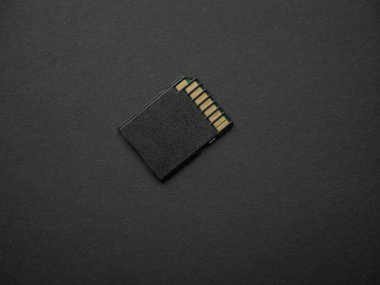 Siyah kağıdın üzerindeki Mini Sd hafıza kartı kapat