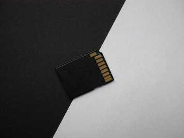 Renkli kağıt arkaplanındaki Mini Sd hafıza kartı kapat