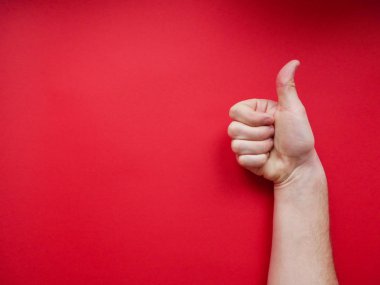 Kadın eli baş parmağını kaldırıyor.