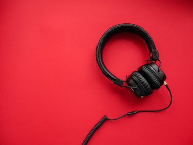 Renkli kağıt arka planda klasik siyah kulaklıklar. Retro tarzı. 80 'ler. Popüler kültür. Üst görünüm.