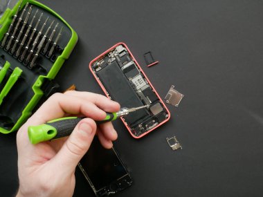 Teknisyen laboratuvardaki akıllı telefon anakartını kopyalama alanıyla birlikte tamir ediyor. Bilgisayar donanımı, cep telefonu, elektronik, onarım, güncelleme ve teknoloji kavramı