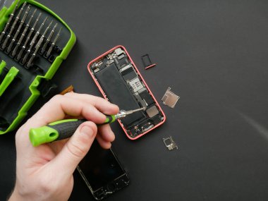 Teknisyen laboratuvardaki akıllı telefon anakartını kopyalama alanıyla birlikte tamir ediyor. Bilgisayar donanımı, cep telefonu, elektronik, onarım, güncelleme ve teknoloji kavramı
