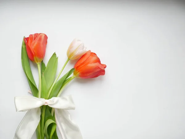 Boeket Tulpen Met Wit Lint Geïsoleerd Witte Achtergrond Bovenaanzicht Kopieerruimte — Stockfoto